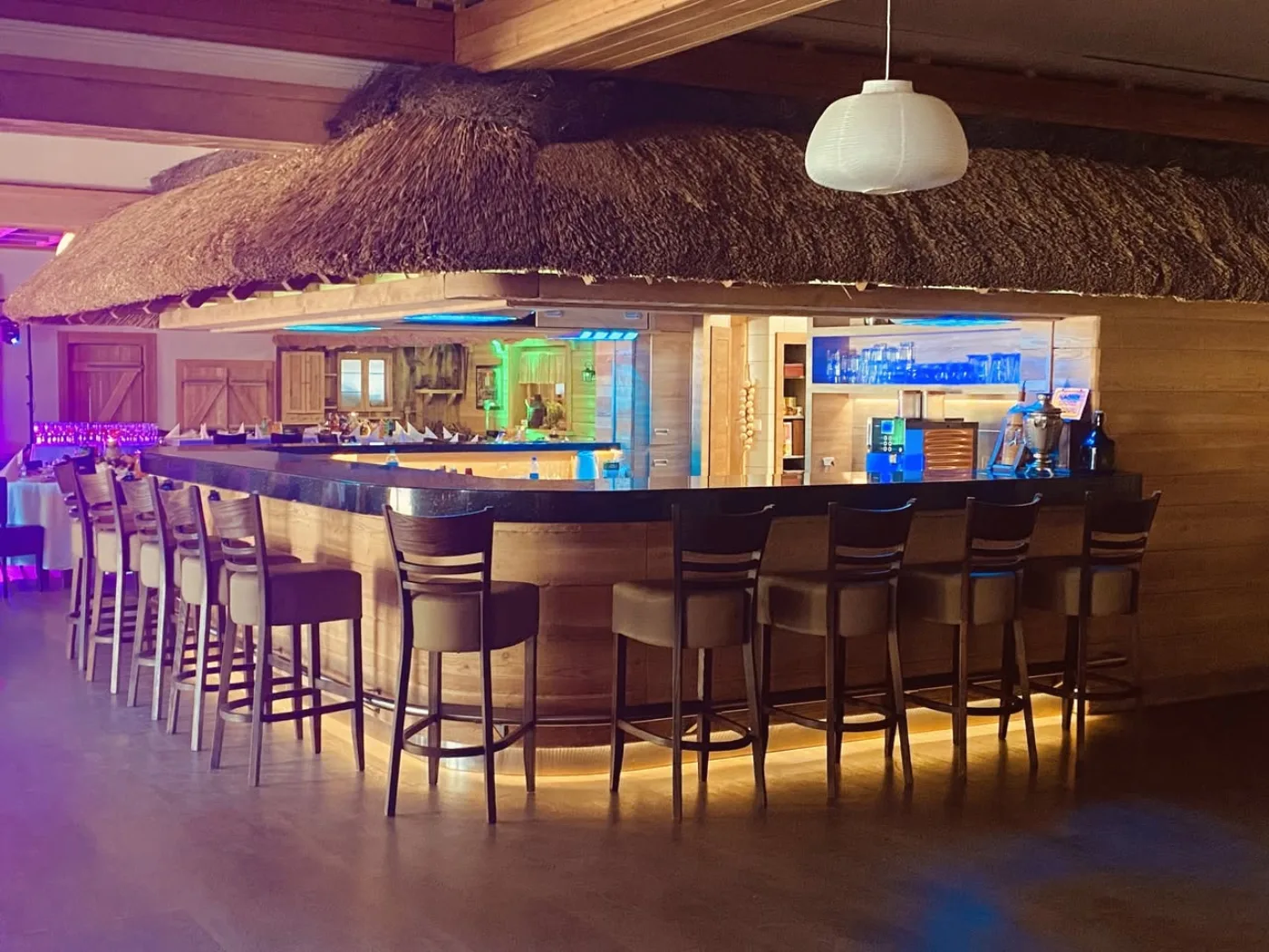 Drewniany bar w sali Starej Stolarni