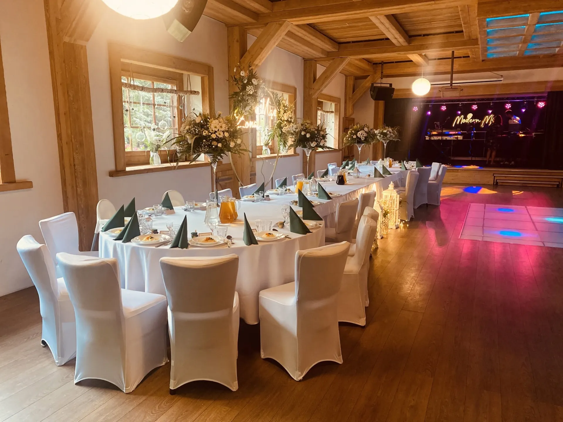 Jasna sala przygotowana na uroczysty obiad komunijny