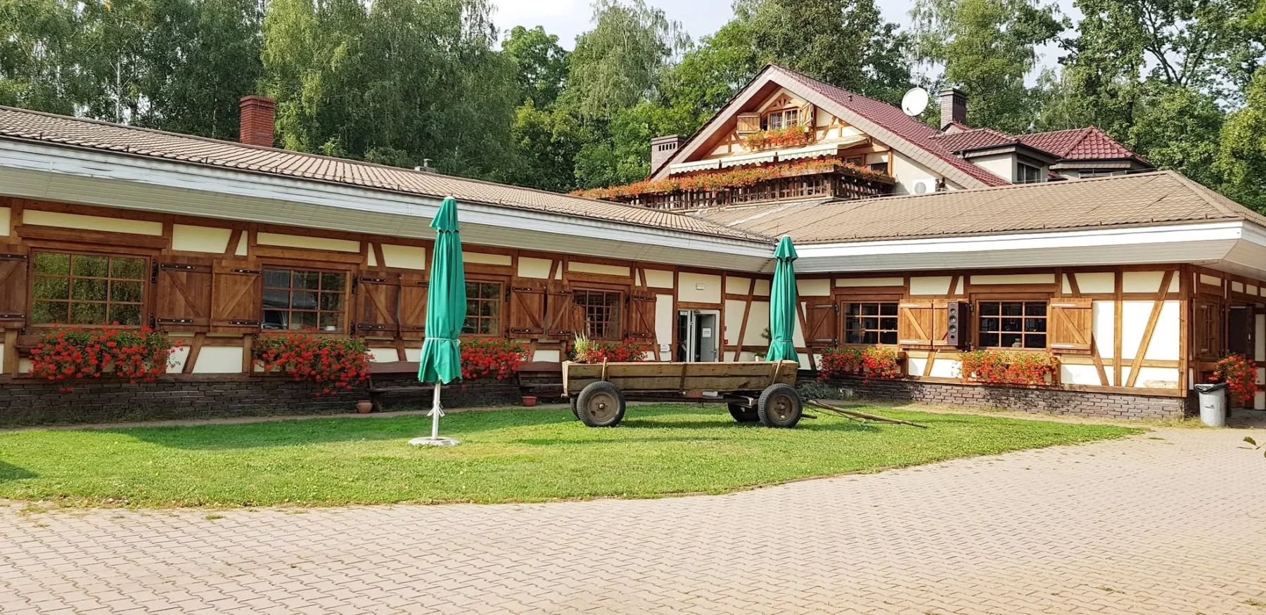 Zielone otoczenie i ogród przy Starej Stolarni