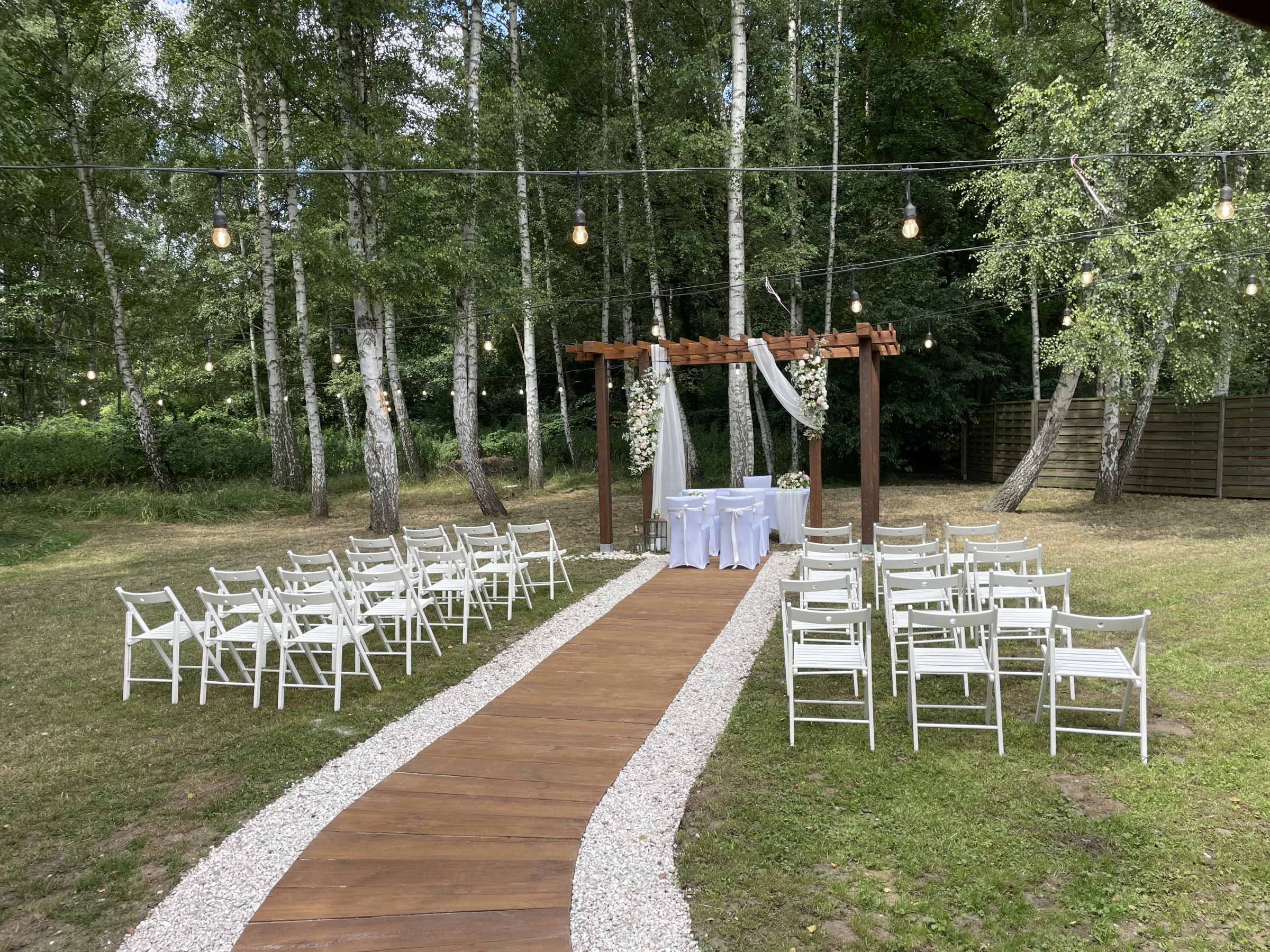 Leśna ceremonia ślubna przed drewnianą altaną Starej Stolarni